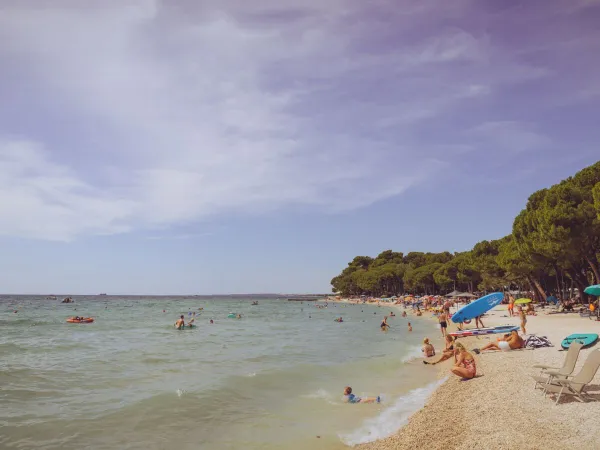 Plage de galets au camping Roan Bi Village.