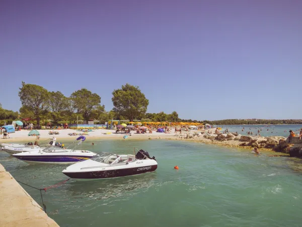 Plage avec embarcadère et bateaux au camping Roan Bi Village.