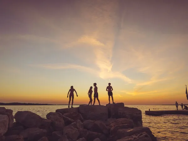 Soleil couchant sur la mer au camping Roan Bi Village.