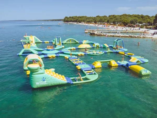 Coussins de jeux d'eau dans la mer au camping Roan Bi Village.