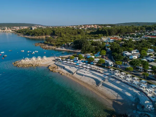 Plage de galets au camping de Roan Krk Camping Resort.