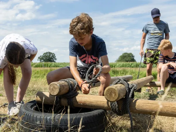 Construction de radeaux au camping Roan De Twee Bruggen.