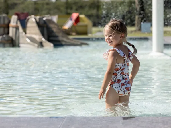 Piscine pour enfants avec toboggan au camping Roan de Twee Bruggen.