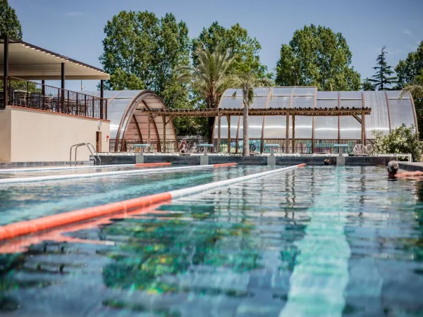 Piscine à couloir au camping Roan La Sardane.