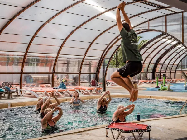 Piscine couverte au camping Roan La Sardane.