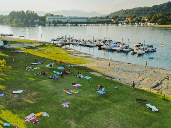 Bain de soleil au bord de l'eau au camping Roan Lido Verbano.