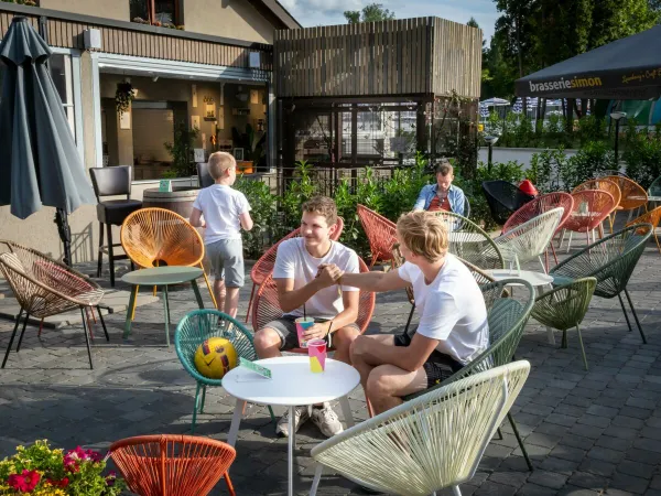 Une terrasse au camping Roan hu Birkelt village.
