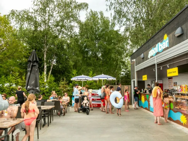 Les gens prennent quelque chose de savoureux au bar de la piscine du camping Roan hu Birkelt village.