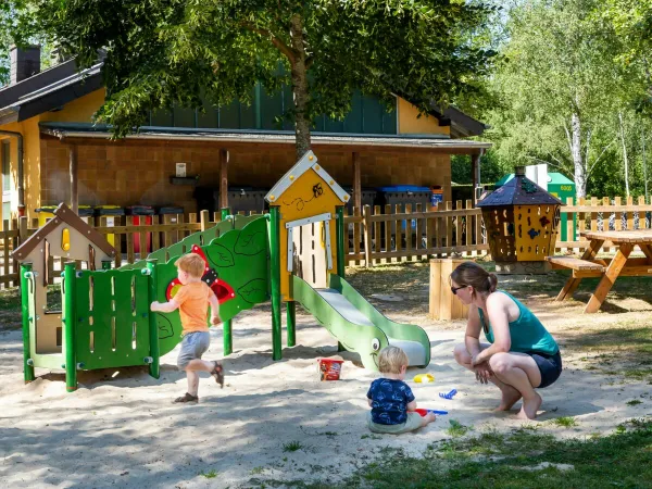 Petite aire de jeux au camping Roan hu Birkelt village.