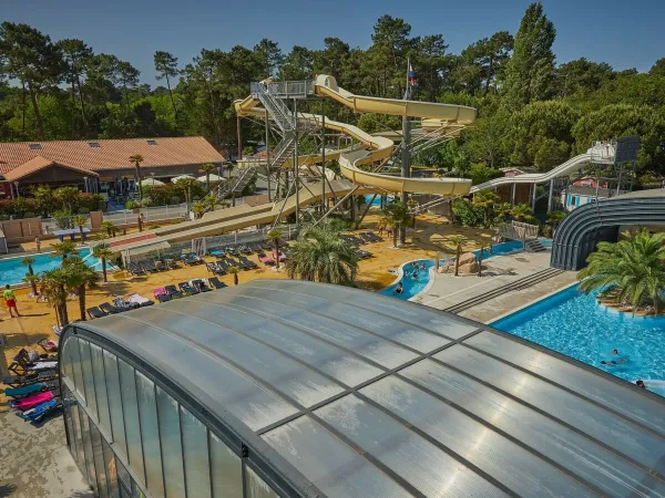 Piscine couverte et toboggans au Roan camping La Pinède.