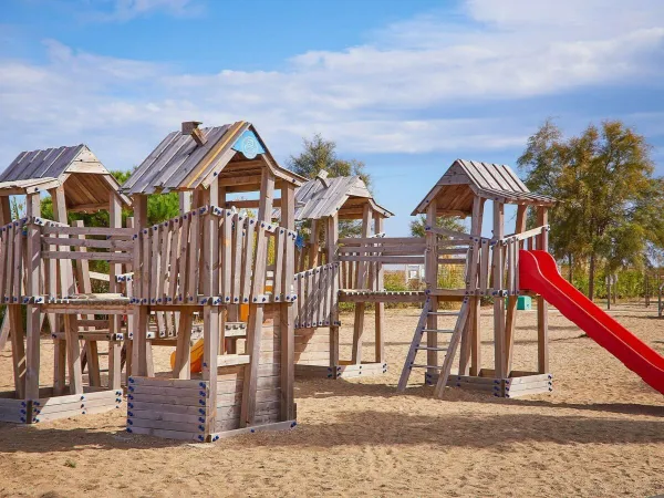 L'aire de jeux du Roan camping Les Dunes.