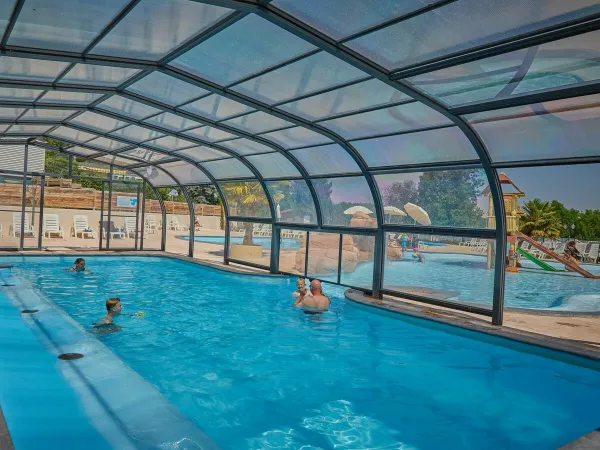 Piscine couverte au camping Roan Le Chêne Gris.