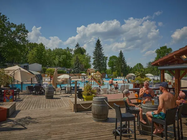 Une terrasse au camping Roan Le Chêne Gris.