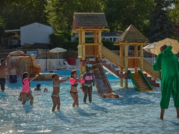 Une aire de jeux d'eau au camping Roan Le Chêne Gris.