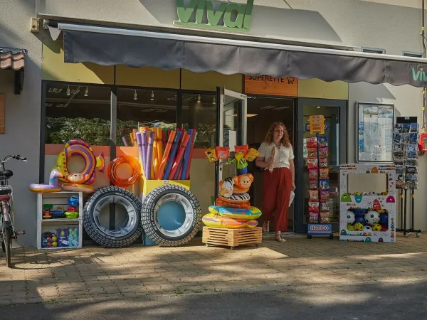 Une boutique au camping Roan Le Chêne Gris.