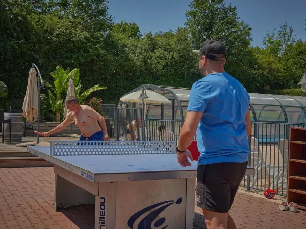 Tennis de table au camping Roan Le Chêne Gris.