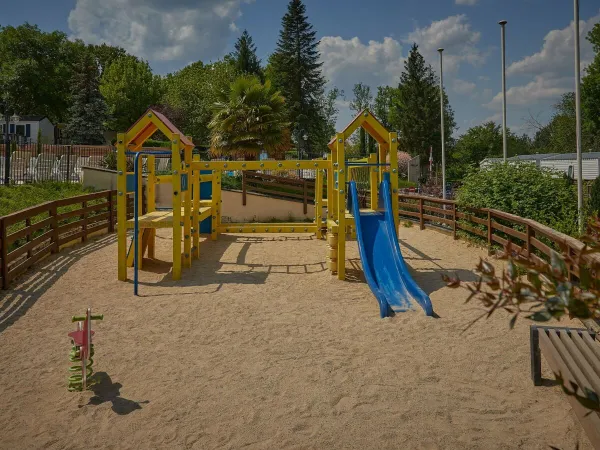 Une petite aire de jeux au camping Roan Le Chêne Gris.