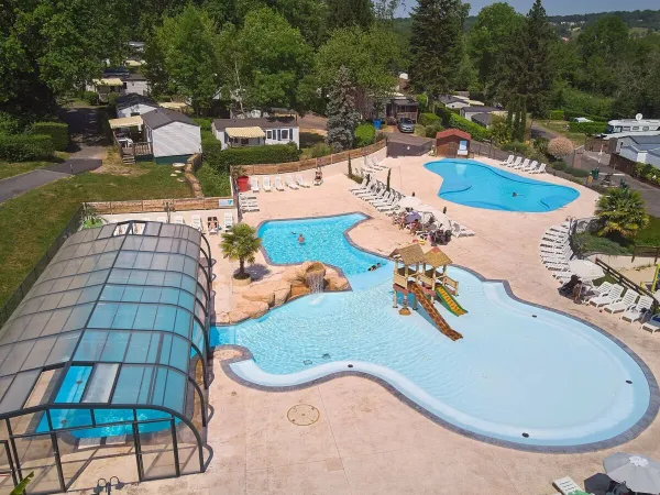 Vue d'ensemble de la piscine du Roan camping Le Chêne Gris.