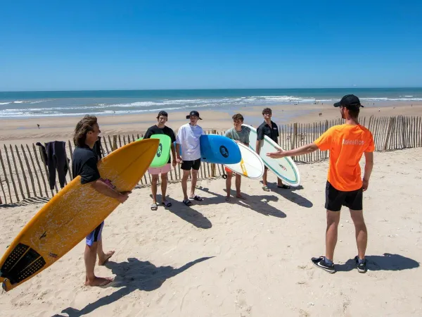 Surf sur la plage de sable du camping Roan Atlantic Montalivet.