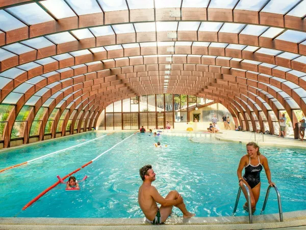 Piscine couverte au camping Roan Atlantic Club Montalivet.