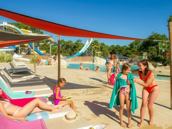 La piscine extérieure du camping Roan Atlantic Club Montalivet.