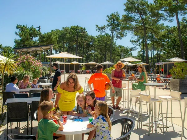 Convivialité sur la terrasse du camping Roan Atlantic Club Montalivet.