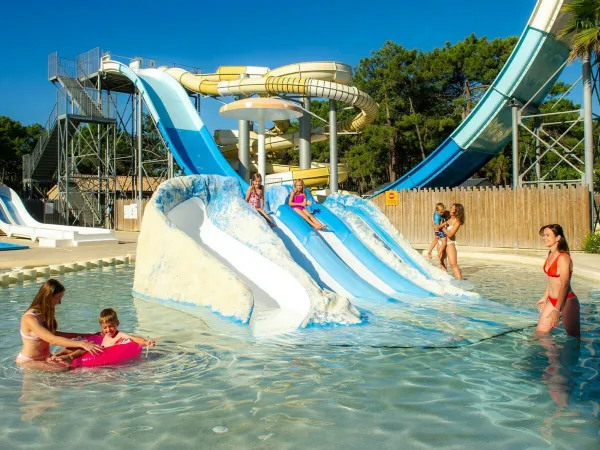 Toboggans aquatiques au camping Roan Atlantic Montalivet.