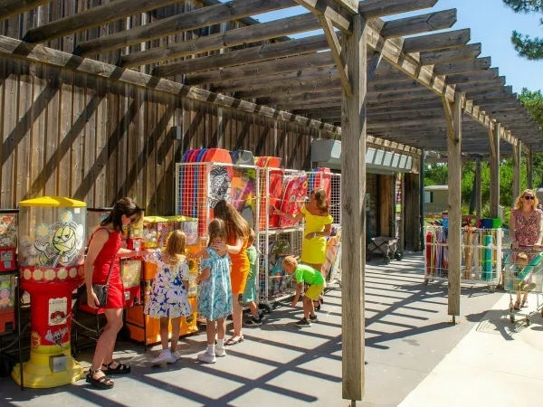 Une boutique de souvenirs au camping Roan Atlantic Club Montalivet.