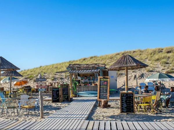 Bar de plage à la plage de sable du camping Roan Atlantic Montalivet.