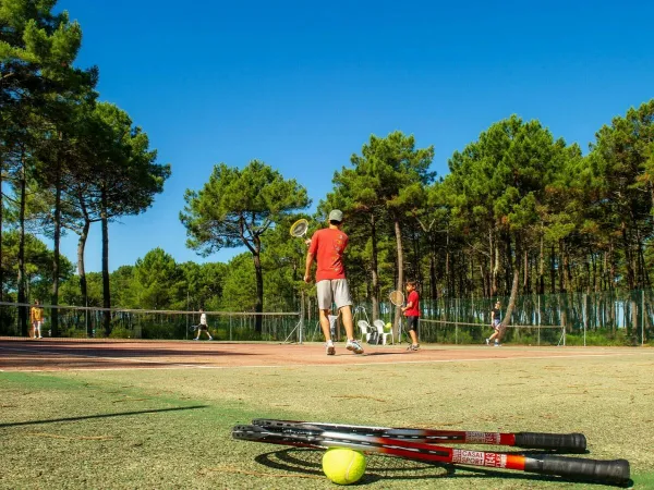 Jouez au tennis au camping Roan Atlantic Club Montalivet.