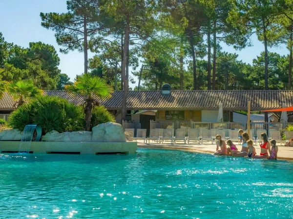 Piscine extérieure au camping Roan Atlantic Club Montalivet.