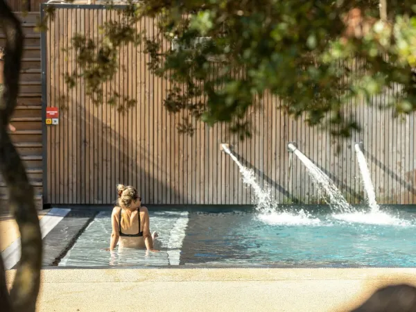 Piscine de relaxation au camping Roan Domaine Massereau.