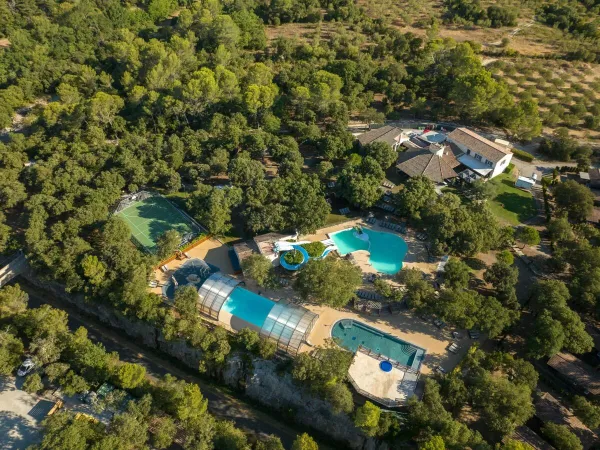 Vue d'ensemble du complexe aquatique du camping Roan Domaine Massereau.