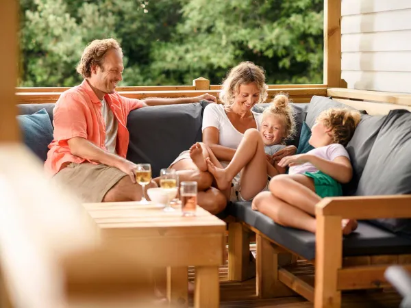 Amusement en famille dans le salon d'un logement de Roan.