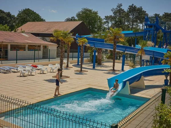 Toboggan aquatique au camping Roan La Clairière.