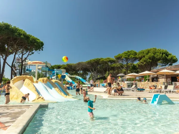 Piscine pour enfants au camping Roan Le Castellas.