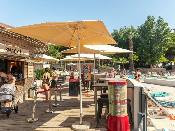 Une terrasse au camping Roan Le Castellas.