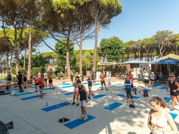 Activité d'aérobic au camping Roan Le Castellas.