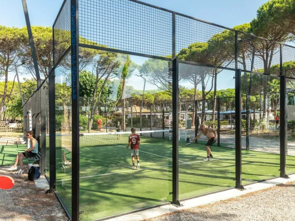 Terrain de padel au camping Roan Le Castellas.