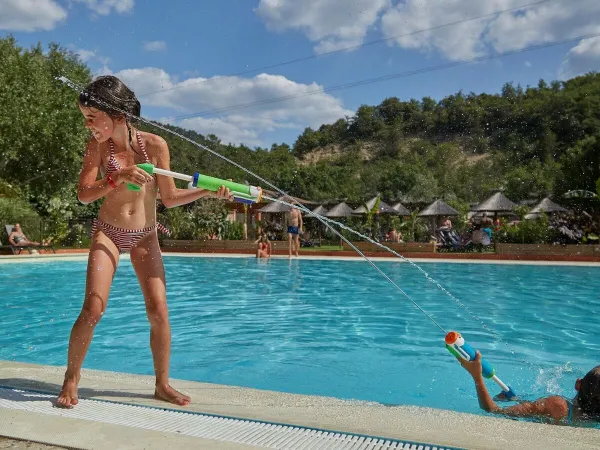 Combat de pistolets à eau à la piscine du camping Roan Verdon Parc.