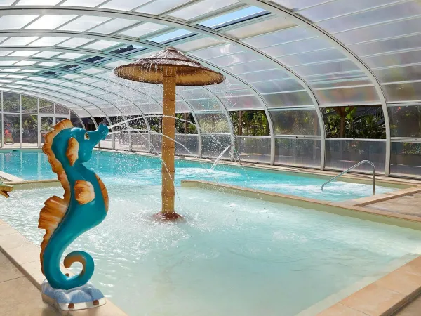 Piscine intérieure pour enfants au camping Roan Verdon Parc.