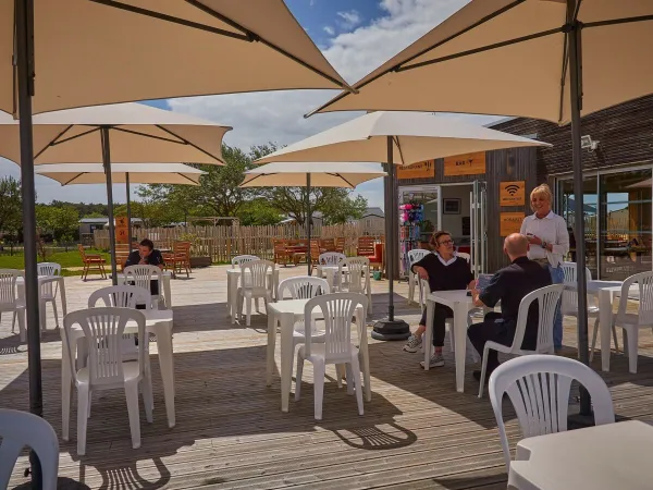 Une terrasse au Roan camping Chardons Bleus.