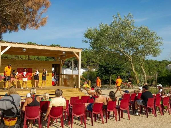 Spectacle pour enfants au camping Roan Chardons Bleus.