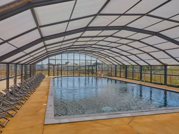Piscine couverte au camping Roan Les Chardons Bleus de la Turballe.