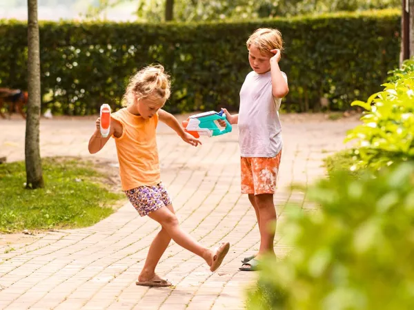 Enfants jouant au camping Roan Chardons Bleus.