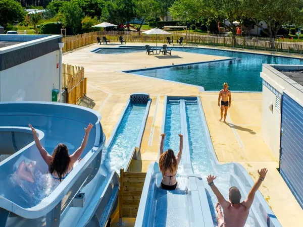 Des personnes sur le toboggan aquatique du camping de Roan Les Chardons Bleus.