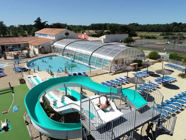 Vue d'ensemble avec piscine intérieure au camping Roan Le Domaine de Beaulieu.