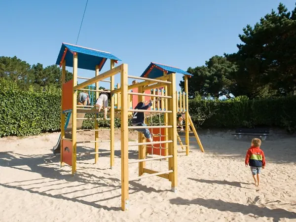 Aire de jeux pour enfants au Roan camping Grande Métairie.