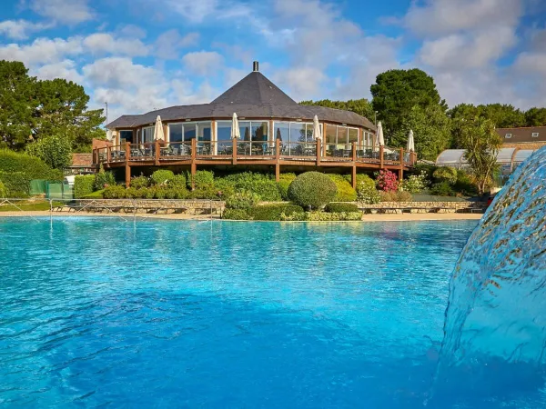 Piscine et restaurant au Roan camping Grande Métairie.