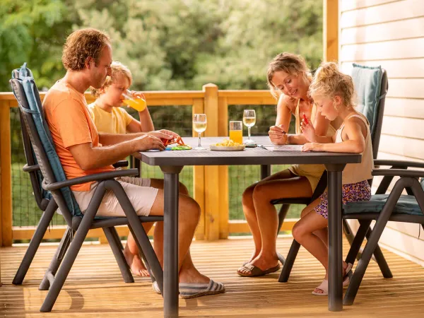 Les familles s'amusent dans les hébergements Roan du camping de la Grande Métairie.